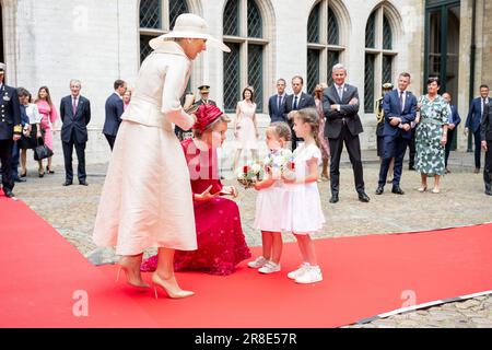 BRÜSSEL - 20/06/2023, Königin Maxima zusammen mit der belgischen Königin Mathilde bei Ankunft im Rathaus am Grote Markt während des ersten Tages des Staatsbesuchs in Belgien. Das königliche Paar wird das Land auf Einladung des belgischen Königs Philippe und Königin Mathilde besuchen und neben Brüssel auch Waterloo, Leuven und Antwerpen besuchen. ANP POOL MISCHA SCHOEMAKER niederlande raus - belgien raus Stockfoto