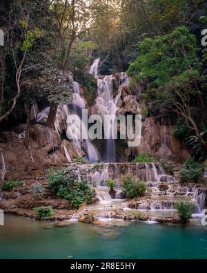 Eine malerische Aufnahme eines rauschenden Kuang Si Wasserfalls, umgeben von üppigem Grün in Laos Stockfoto