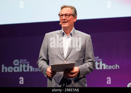 Eckart von Hirschhausen bei einem Podiumsgespräch anlässlich der Verleihung des Frontier Award Michael J. Fox auf der Plenarbühne der Bits & Bretzels HealthTech 2023 im ICM. München, 20.06.2023 Stockfoto