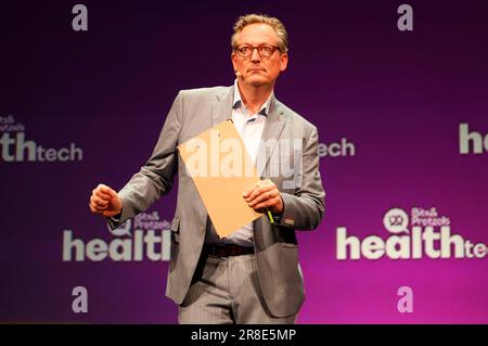 Eckart von Hirschhausen bei einem Podiumsgespräch anlässlich der Verleihung des Frontier Award Michael J. Fox auf der Plenarbühne der Bits & Bretzels HealthTech 2023 im ICM. München, 20.06.2023 Stockfoto