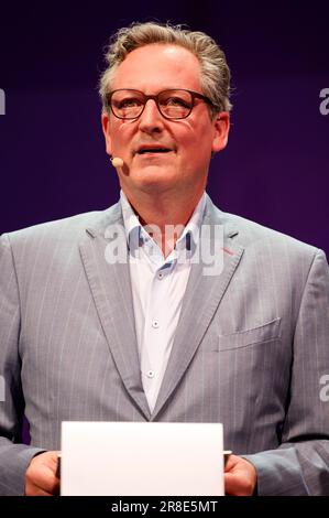 Eckart von Hirschhausen bei einem Podiumsgespräch anlässlich der Verleihung des Frontier Award Michael J. Fox auf der Plenarbühne der Bits & Bretzels HealthTech 2023 im ICM. München, 20.06.2023 Stockfoto