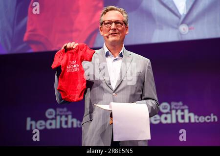 Eckart von Hirschhausen bei einem Podiumsgespräch anlässlich der Verleihung des Frontier Award Michael J. Fox auf der Plenarbühne der Bits & Bretzels HealthTech 2023 im ICM. München, 20.06.2023 Stockfoto