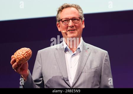 Eckart von Hirschhausen bei einem Podiumsgespräch anlässlich der Verleihung des Frontier Award Michael J. Fox auf der Plenarbühne der Bits & Bretzels HealthTech 2023 im ICM. München, 20.06.2023 Stockfoto