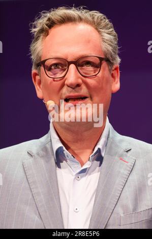 Eckart von Hirschhausen bei einem Podiumsgespräch anlässlich der Verleihung des Frontier Award Michael J. Fox auf der Plenarbühne der Bits & Bretzels HealthTech 2023 im ICM. München, 20.06.2023 Stockfoto