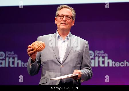 Eckart von Hirschhausen bei einem Podiumsgespräch anlässlich der Verleihung des Frontier Award Michael J. Fox auf der Plenarbühne der Bits & Bretzels HealthTech 2023 im ICM. München, 20.06.2023 Stockfoto