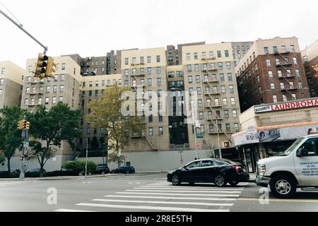 Backsteinappartement-Gebäude Außenarchitektur in Fordham Heights Center, Bronx, ny - Mai 2023. Hochwertiges Foto Stockfoto