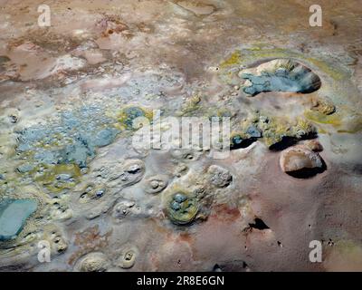 Bizarre Schönheit des geothermischen Feldes Sol de Mañana mit seinen dampfenden Geysiren und heißen Pools mit brodelndem Schlamm, von oben gesehen - eine Reise durch Bolivien Stockfoto