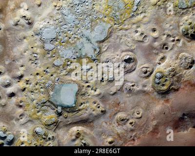 Bizarre Schönheit des geothermischen Feldes Sol de Mañana mit seinen dampfenden Geysiren und heißen Pools mit brodelndem Schlamm, von oben gesehen - eine Reise durch Bolivien Stockfoto