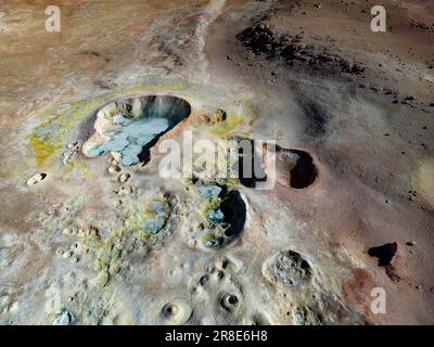 Bizarre Schönheit des geothermischen Feldes Sol de Mañana mit seinen dampfenden Geysiren und heißen Pools mit brodelndem Schlamm, von oben gesehen - eine Reise durch Bolivien Stockfoto