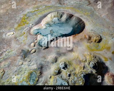 Bizarre Schönheit des geothermischen Feldes Sol de Mañana mit seinen dampfenden Geysiren und heißen Pools mit brodelndem Schlamm, von oben gesehen - eine Reise durch Bolivien Stockfoto