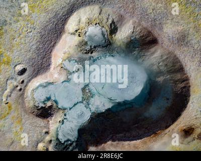 Bizarre Schönheit des geothermischen Feldes Sol de Mañana mit seinen dampfenden Geysiren und heißen Pools mit brodelndem Schlamm, von oben gesehen - eine Reise durch Bolivien Stockfoto