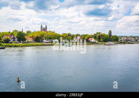 Speyer, Rheinland-Pfalz, Deutschland - 14. Mai 2023: Stadtbild mit Hafen und Rhein mit Dom im Hintergrund Stockfoto