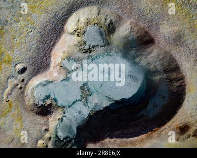 Bizarre Schönheit des geothermischen Feldes Sol de Mañana mit seinen dampfenden Geysiren und heißen Pools mit brodelndem Schlamm, von oben gesehen - eine Reise durch Bolivien Stockfoto