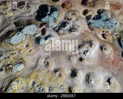 Bizarre Schönheit des geothermischen Feldes Sol de Mañana mit seinen dampfenden Geysiren und heißen Pools mit brodelndem Schlamm, von oben gesehen - eine Reise durch Bolivien Stockfoto