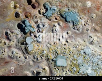 Bizarre Schönheit des geothermischen Feldes Sol de Mañana mit seinen dampfenden Geysiren und heißen Pools mit brodelndem Schlamm, von oben gesehen - eine Reise durch Bolivien Stockfoto