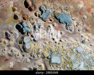 Bizarre Schönheit des geothermischen Feldes Sol de Mañana mit seinen dampfenden Geysiren und heißen Pools mit brodelndem Schlamm, von oben gesehen - eine Reise durch Bolivien Stockfoto