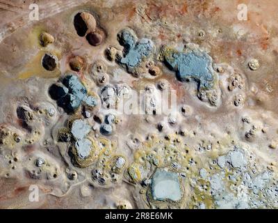 Bizarre Schönheit des geothermischen Feldes Sol de Mañana mit seinen dampfenden Geysiren und heißen Pools mit brodelndem Schlamm, von oben gesehen - eine Reise durch Bolivien Stockfoto