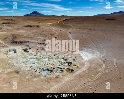 Bizarre Schönheit des geothermischen Feldes Sol de Mañana mit seinen dampfenden Geysiren und heißen Pools mit brodelndem Schlamm, von oben gesehen - eine Reise durch Bolivien Stockfoto