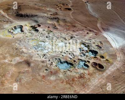 Bizarre Schönheit des geothermischen Feldes Sol de Mañana mit seinen dampfenden Geysiren und heißen Pools mit brodelndem Schlamm, von oben gesehen - eine Reise durch Bolivien Stockfoto