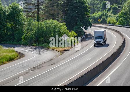 Industrielles Nahverkehrsfahrerhaus leistungsstarker, weißer, kompakter Lkw mit großem Kastenanhänger für lokale Lieferungen und Kundenumzug auf t Stockfoto