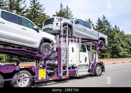 Industriestandard niedriges Fahrerhausprofil Langstreckenfahrzeug klassisch weiß und lila Lkw für den Transport von Pick-up-Lkw auf zwei Ebenen Modu Stockfoto