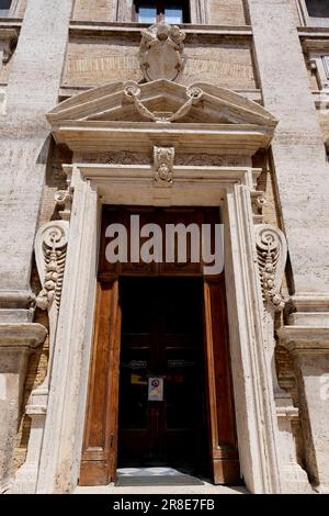 Der Eingang zur Chiesa Santa Maria in Trivio in Rom, Italien Stockfoto