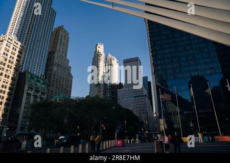 New York, USA - August 2022: Überdachter Blick auf das World Trade Center Transportation Hub oder Oculus, entworfen von Santiago Calatrava. Hochwertiges Foto Stockfoto