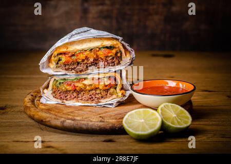 Hamburger oder Sandwich, Rindertorta mit Salsa Dip und Guacamole. Mexikanische Küche. Stockfoto