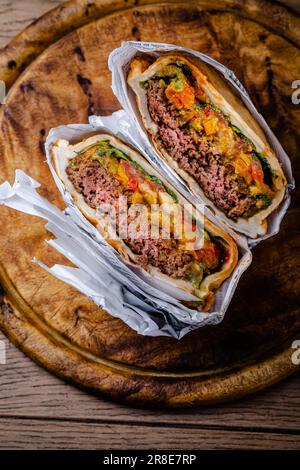 Hamburger oder Sandwich, Rindertorta mit Salsa Dip und Guacamole. Mexikanische Küche. Stockfoto