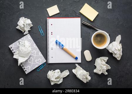 Zerknitterte Pflaster, Blatt mit Whitepaper, Kaffee und Idee, Brainstorming-Konzept. Stockfoto