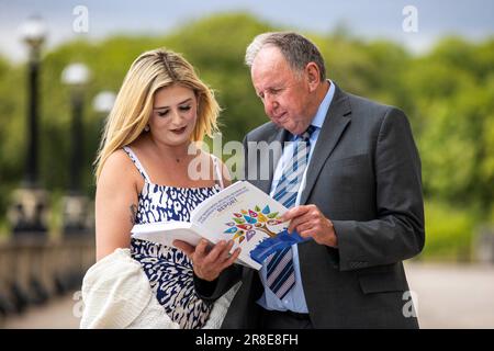 Professor Ray Jones (links), der den Bericht Nordirland über die Sozialfürsorge für Kinder veranstaltet, mit Josephine Dowell, die das Betreuungssystem durchlaufen hat und Mitglied der Expects by Experience Reference Group war, die an der Überprüfung mitwirkte, in den Parlamentsgebäuden in Stormont, Belfast. Datum: Dienstag, 20. Juni 2023. Stockfoto