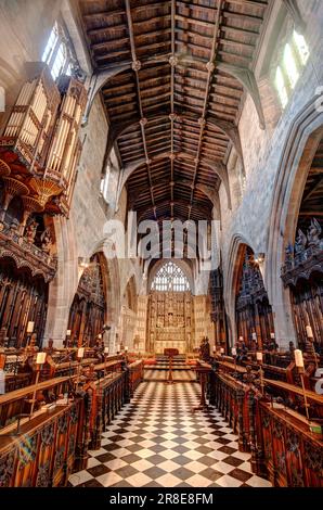 Blick durch die Chorstände zum Hochaltar und Ostfenster, St. Nikolaus Kathedrale, Newcastle-upon-Tyne Stockfoto