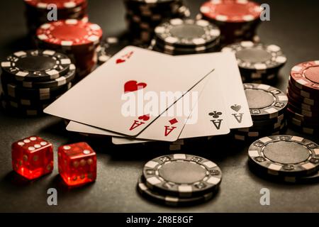 Pokerkarten und Chips auf schwarzem Hintergrund, Spielkasino-Tisch Stockfoto