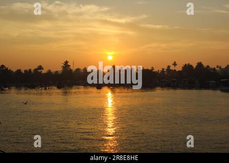 Ein bewölkter Sonnenaufgang auf dem Kokosnusshügel in der westlichen Provinz Mirissa, Sri Lanka. Platz für Text kopieren Stockfoto