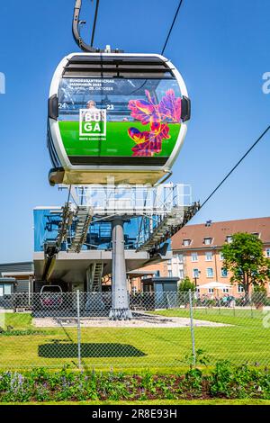 Mannheim, Deutschland - 26. Mai 2023: Seilbahn, die Parks während der Bundesgartenschau BUGA verbindet Stockfoto