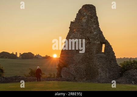 Hadleigh Castle, Großbritannien. Juni 2023. Sonnenaufgang über Hadleigh Castle zur Sommersonnenwende, mit goldenem Licht, das die antiken Steinruinen beleuchtet. Der längste Tag des Jahres markiert einen Moment des jahreszeitlichen Übergangs und verbindet natürliche Schönheit mit historischer Resonanz in der Essex-Landschaft. Sommersonnenwende an den Ruinen der Burg in der Stadt. Penelope Barritt/Alamy Live News Stockfoto