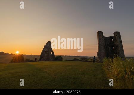 Hadleigh Castle, Großbritannien. 21. Juni 2023. Sommersonnenwende an den Ruinen der Burg in der Stadt. Penelope Barritt/Alamy Live News Stockfoto