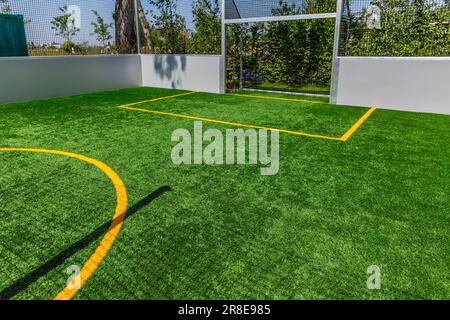 Kunstrasen-Spielfeld für kleinen Garten, Kunstrasen-Spielfeld, Kunstrasen-Spielfeld Stockfoto