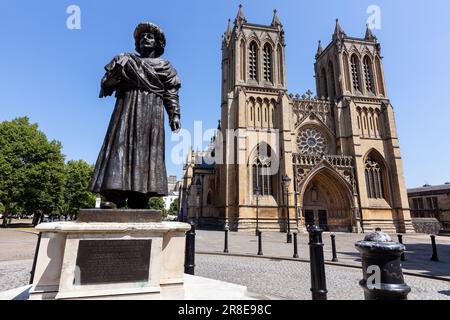 Eine Statue von Rajah Rammohun ist vor der Bristol Cathedral, Großbritannien, zu sehen Stockfoto