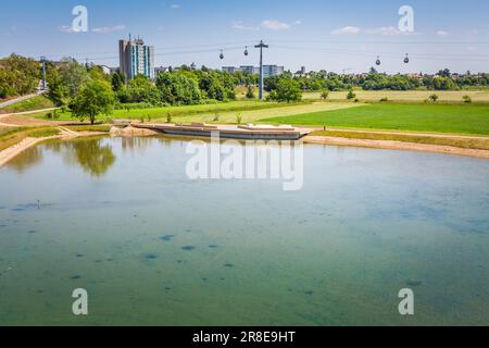 Teich in der Stadt Mannheim mit Seilbahn, die Parks während der Bundesgartenschau BUGA verbindet Stockfoto