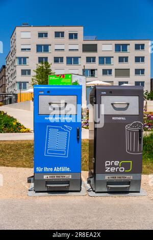 Mannheim, Deutschland - 26. Mai 2023: Abfallrecyclingkonzept, Mülltrennung in einer Stadt. Textübersetzung: Für Müll, Papier und Restmüll Stockfoto