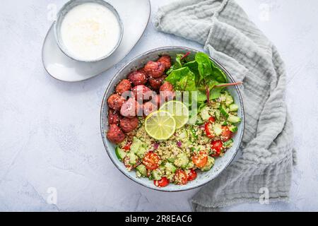 Buddha-Schüssel mit Rote-Bete-Falafel-Kugeln und Zitronenjoghurt-Dip. Tabbouleh-Salat. Levantinvegetarischer Salat. Stockfoto