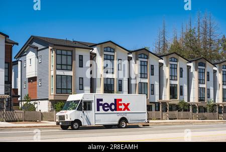 FedEx Express-Lkw auf einer Straße. FedEx ist einer der führenden Paketlieferdienste mit verschiedenen Lieferoptionen und einer der größten weltweit Stockfoto