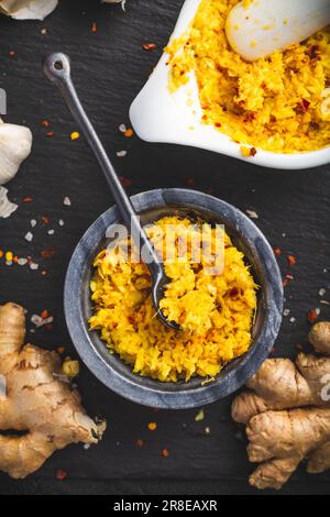 Hausgemachter frischer Ingwer und Knoblauchpaste oder Adrak Lahsun Püree mit Zutaten Stockfoto