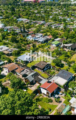 Luftaufnahme einer Ansammlung von Häusern und Gärten in Mannheim. Vorort- und Urbanisierungskonzept, dicht gepackte Häuser. Stockfoto