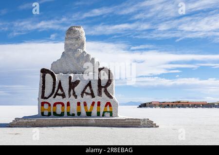 Rallye-Dakar-Denkmal auf der größten Salzpfanne der Welt, dem Salar de Uyuni in Uyuni, Bolivien - berühmter Anblick während der Fahrt durch den Altiplano Stockfoto