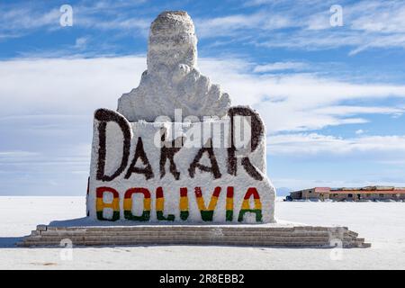 Rallye-Dakar-Denkmal auf der größten Salzpfanne der Welt, dem Salar de Uyuni in Uyuni, Bolivien - berühmter Anblick während der Fahrt durch den Altiplano Stockfoto