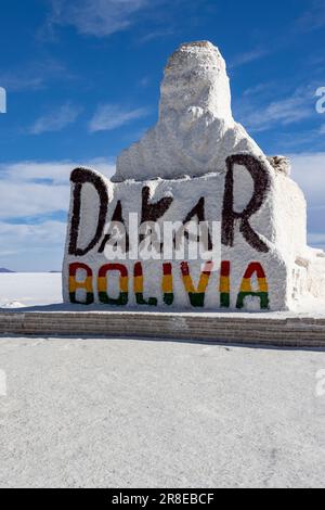 Rallye-Dakar-Denkmal auf der größten Salzpfanne der Welt, dem Salar de Uyuni in Uyuni, Bolivien - berühmter Anblick während der Fahrt durch den Altiplano Stockfoto