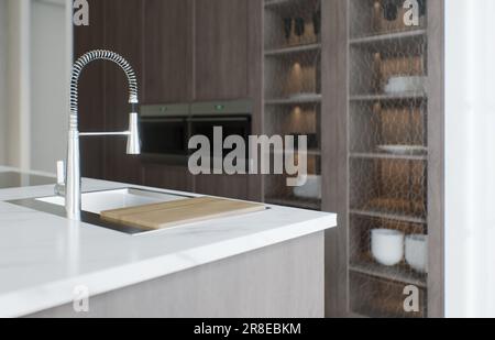 Minimalismus in der Küche. Holzküche mit großer langer Insel und Barhockern. Stockfoto