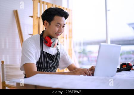 Zimmermannsarbeit in der Werkstatt. Produktkonzept für kleine Unternehmen und Handwerk. Stockfoto